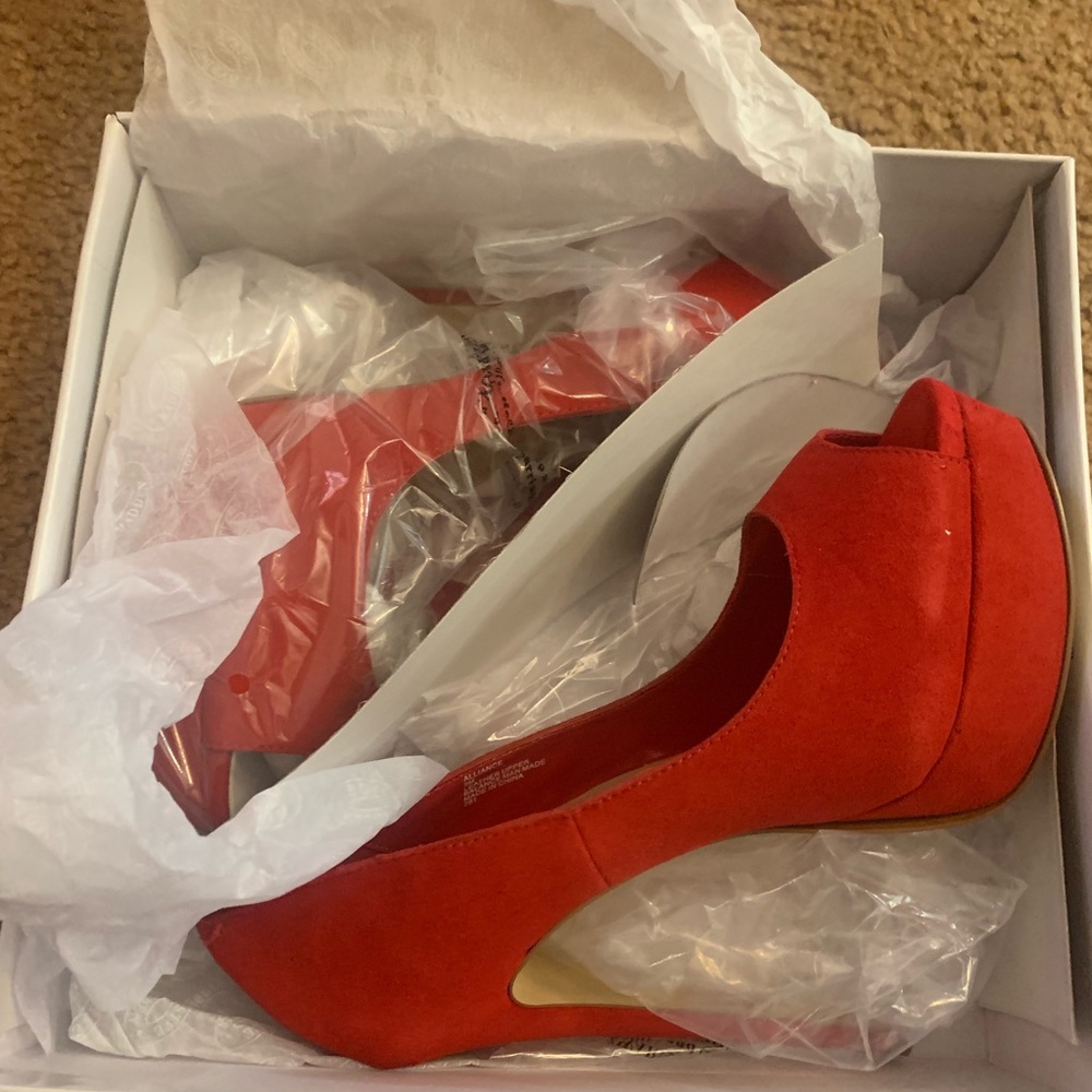 Red Steve Madden heels.👠